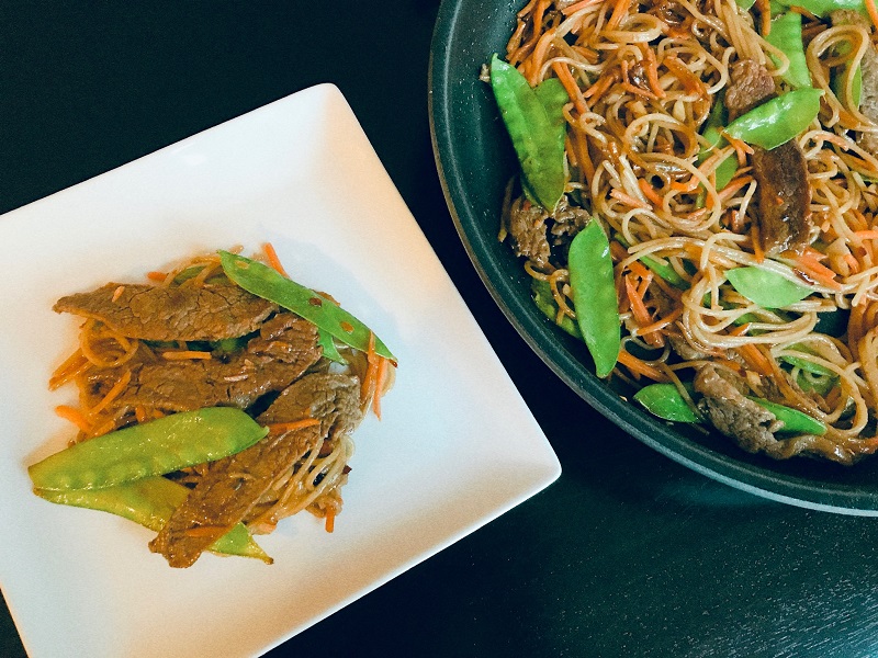 15-minute beef lo mein with cilantro as garnish. healthy pasta recipes